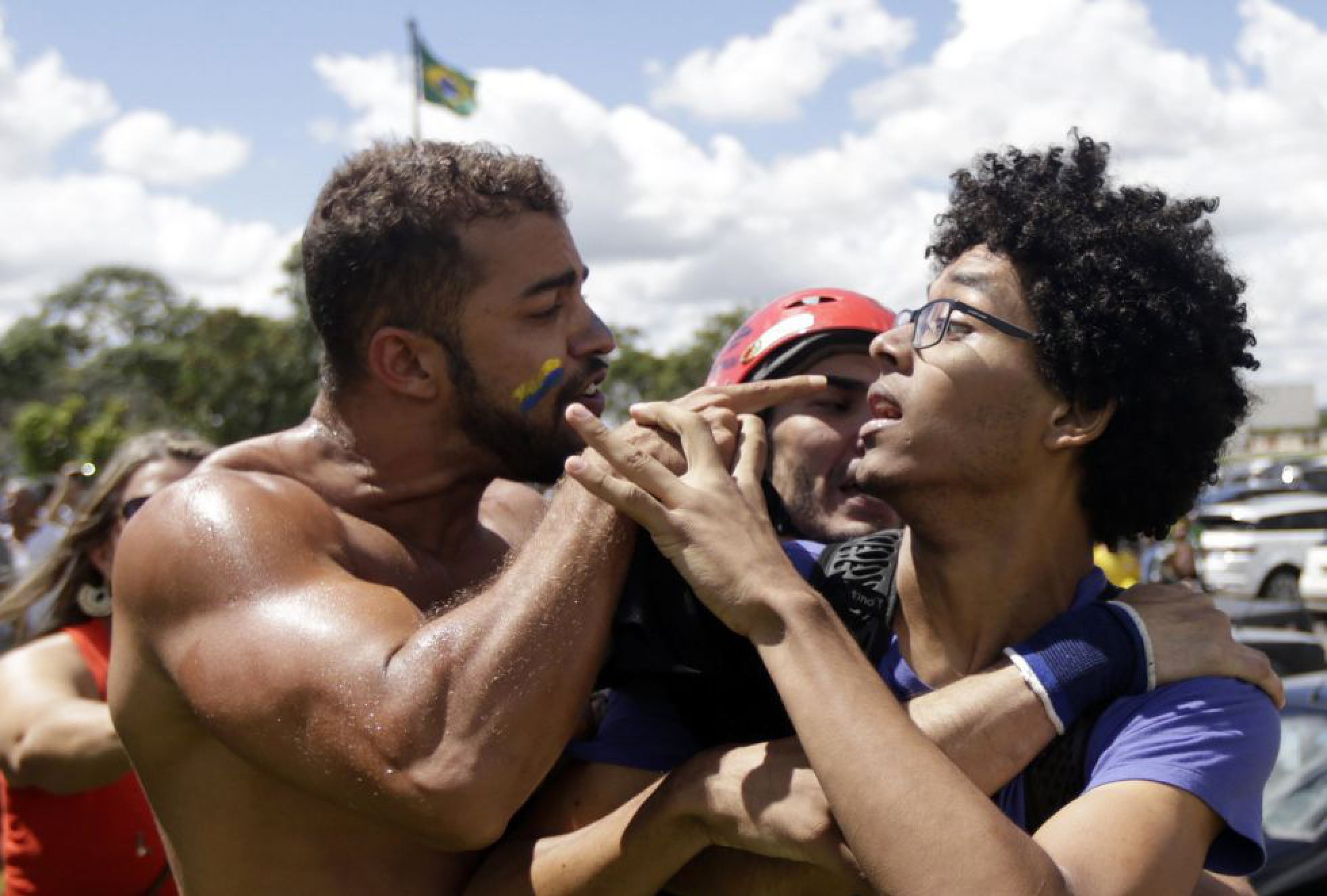 Tensão entre manifestantes contrários e a favor ao Governo Dilma, em Brasília, no dia 17 de março (Foto: Ricardo Moraes/Reuters)