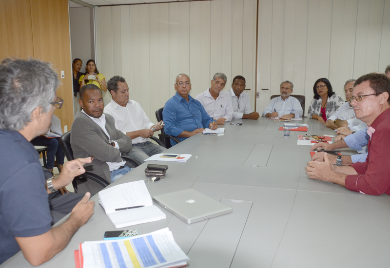  Sinopse do filme é apresentada ao prefeito Ademar Delgado (Foto: Aristeu Chagas)