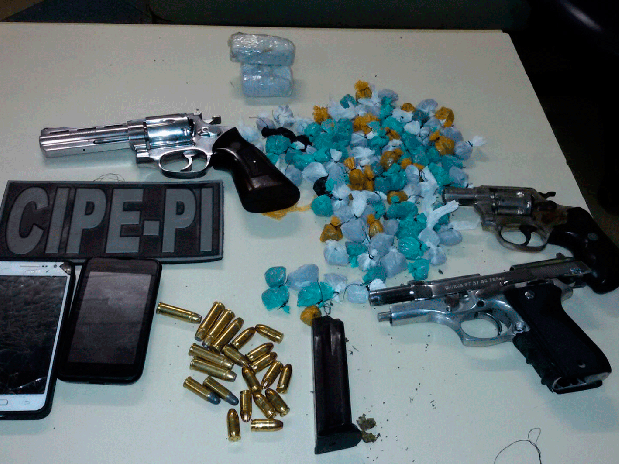 Papelotes de droga e armas foram encontradas (Foto: Divulgação/ PM-BA)
