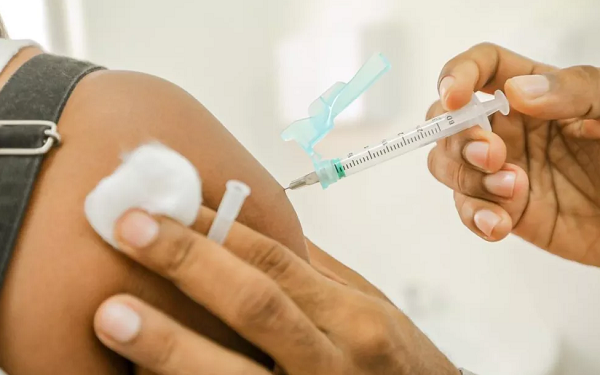 Vacina da Janssen foi aplicada como dose única no Brasil, mas agora será preciso completar o esquema vacinal com uma segunda dose (Foto: Reprodução)