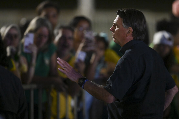 Bolsonaro disse que aproveitará o segundo turno para mostrar a política do governo federal diante da pandemia (Foto: EVARISTO SA/AFP)
