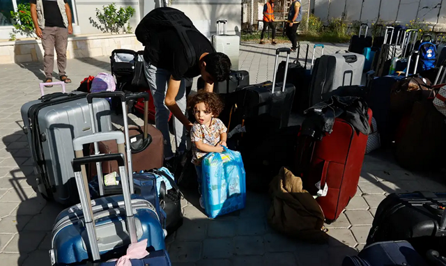 Brasileiros aguardam para sair de Gaza (Foto: REUTERS/Ibraheem Abu Mustaf)