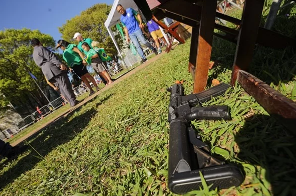 De acordo com os profissionais que faziam a segurança da área, uma criança que estava acompanhada dos pais segurava o simulacro da arma (Foto: Breno Esaki/Metrópoles)