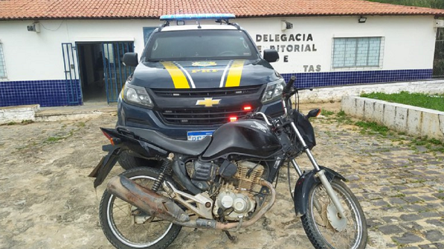 Após uma pesquisa nos sistemas informatizados, os policiais descobriram que a moto possuía registro de roubo na cidade de Lagarto, em Sergipe (Foto: Divulgação/PRF)