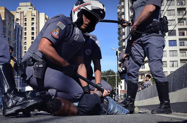 Levantamento, que analisou as 4.025 mortes por ações policiais no Brasil no ano passado, identificou raça e cor em 3.169 casos (Foto: Reprodução)