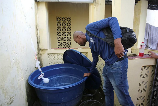 Agente do centro de Zoonozes conferindo os locais com água na residência (Foto: Olga Leiria/Ag. A TARDE)