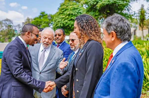 Lula apresenta comitiva de ministros ao primeiro-ministro da Etiópia, Abiy Ahmed (Foto: Ricardo Stuckert/Presidência da República)