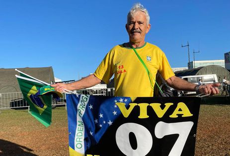 O motorista José Eustáquio, 73 anos, foi assistir ao desfile paramentado. Foto: Renato Ribeiro - Rádio Nacional