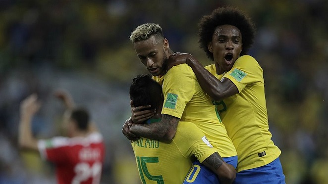 Paulinho comemora com Neymar e Neymar o gol que abriu o caminho para o triunfo brasileiro (Foto: André Mourão | MoWA Press)