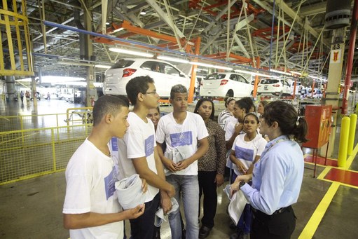 Jovens visitam instalações do Complexo Ford Camaçari (Foto: Divulgação)