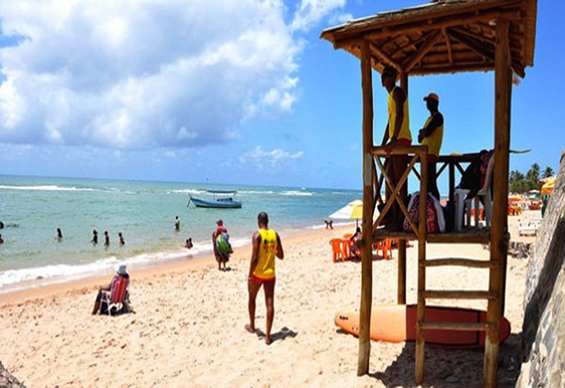 A suspensão ocorre justamente no período de maior movimento nas praias da orla camaçariense (Foto: Marcelo Ferrão)
