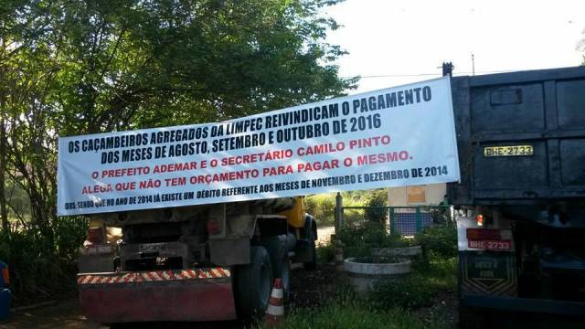 Caçambeiros  bloquearam a entrada do aterro sanitário de Camaçari