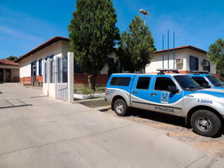 A mulher estava na frente de uma casa quando foi abordada pelos criminosos (Foto: Reprodução | Lay Amorim | Brumado Notícias)