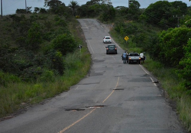 Buracos na 'Estrada da Cetrel'