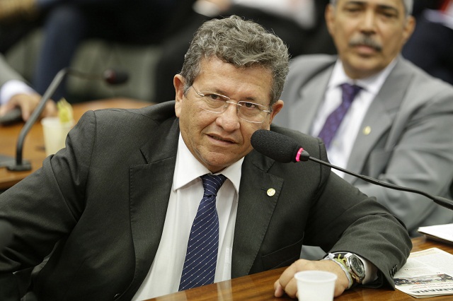 Na tribuna da Câmara, Caetano demonstra preocupação com situação de Camaçari