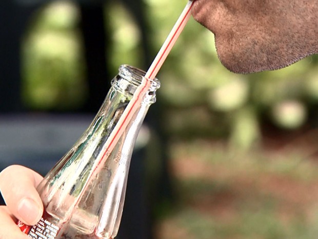 Bebidas açucaradas são apontadas como um dos vilões das altas taxas de obesidade, especialmente entre jovens (Foto: Reprodução EPTV)