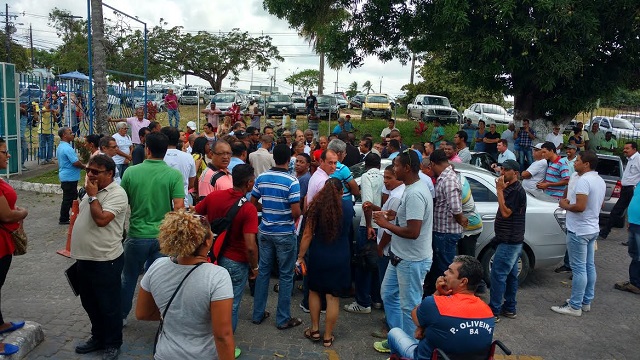Na terça-feira (1º), servidores públicos trancaram o portão da Câmara de Vereadores após aumento de salários (Foto: CFF)