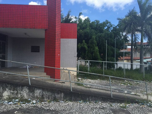 No imóvel localizado no fundo da Câmara de Camaçari, durante o dia é possível ver a sujeira que se acumula ao redor e à noite a falta de iluminação torna a região vizinha a praça do Ponto Certo um ambiente perigoso