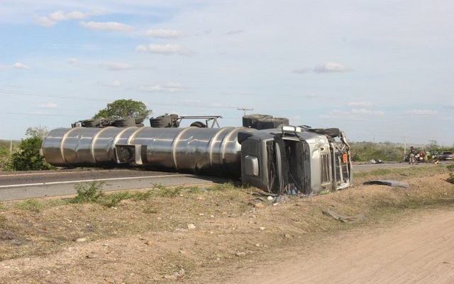 A pista ficou interditada pois a carreta virou e atravessou na pista, tomando, inclusive, o espaço dos dois lados do acostamento (Foto: Raimundo Mascarenhas)