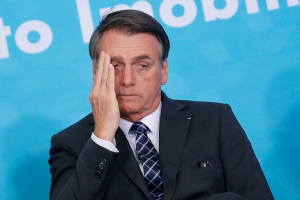 Bolsonaro não tem feito suas tradicionais lives nas quintas-feiras, hábito mantido mesmo quando viajou para o exterior (Foto: AFP)