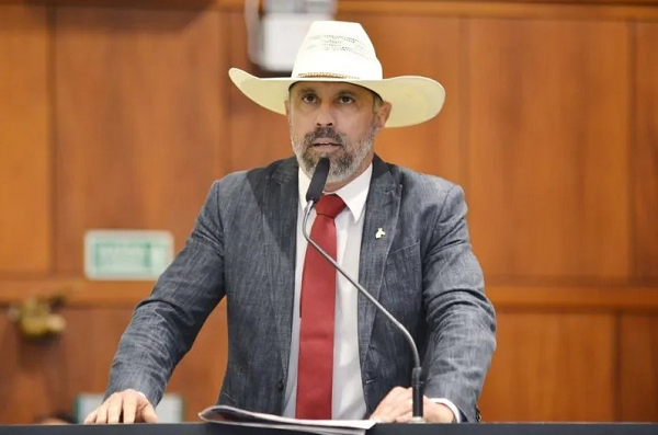 Parlamentar é produtor rural e já foi investigado por espancar a filha adolescente (Foto: Reprodução/Alego)