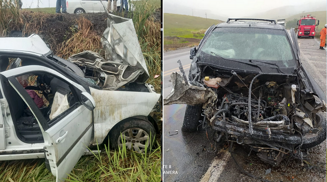 Carros envolvidos no acidente, no Sul da Bahia, ficaram destruídos (Foto: Reprodução)