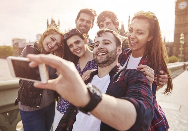 Os escolhidos vão viajar pelo continente europeu e da Oceania com todas as despesas pagas, além do salário, e deverão compartilhar suas experiências através e fotos, vídeos ou textos