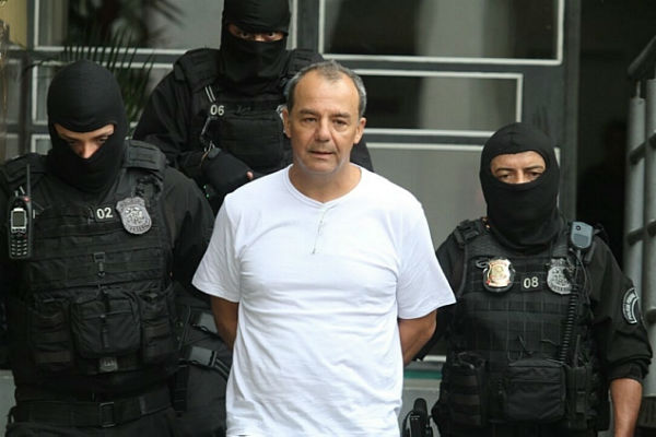 Sérgio Cabral chega ao IML em Curitiba, em 10 de dezembro (Foto: Rodrigo Felix/Gazeta do Povo)