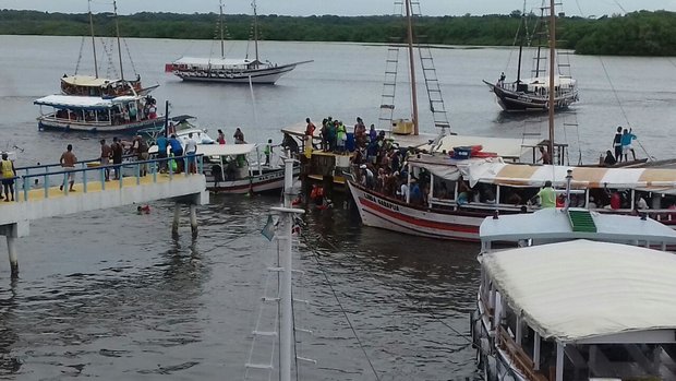 No momento do acidente, os navegantes que estavam nas embarcações que participavam de uma procissão marítima ajudaram a resgatar e socorrer os feridos