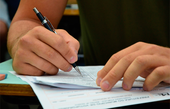 Os contratados terão carga horária de 20h a 40h semanais, com salários que variam entre R$ 937,00 e R$ 2.500,00