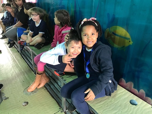 Miguel com a colega Larissa durante uma atividade escolar (Foto: Ana Luiza de Carvalho | G1) 